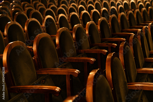 Foto Empty Classic Theater Auditorium with Rows of Velvet Seats and Wooden Armrests