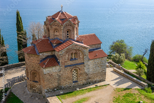 Fotografia Elevated perspective of the historic Church of Saint Jovan the Theologian at Kaneo, perched dramatically on a cliff above the deep blue waters of Lake Ohrid