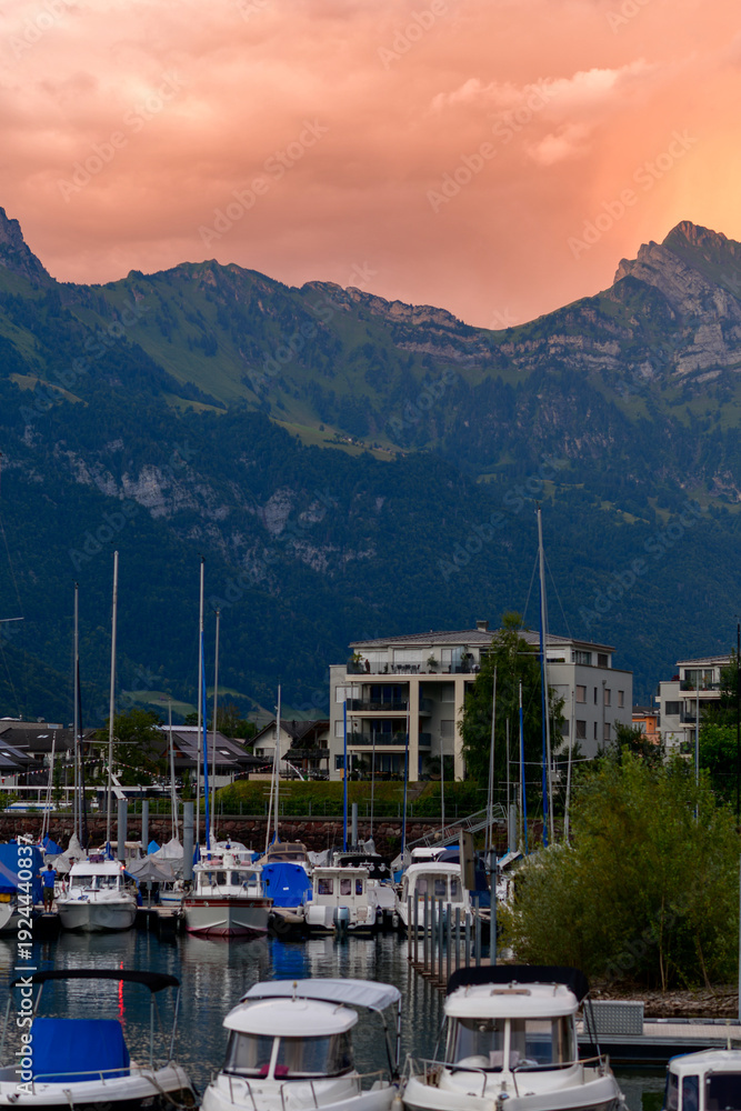 Fototapeta premium Hafen Unterterzen Gemeinde Quarten am Südufer des Walensees, Kanton St. Gallen