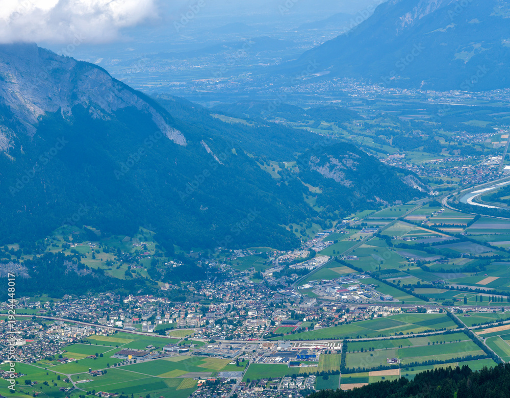 Obraz premium Blick von Gaffia im Pizol auf das St. Galler Rheintal in der Schweiz und das angrenzende Liechtenstein