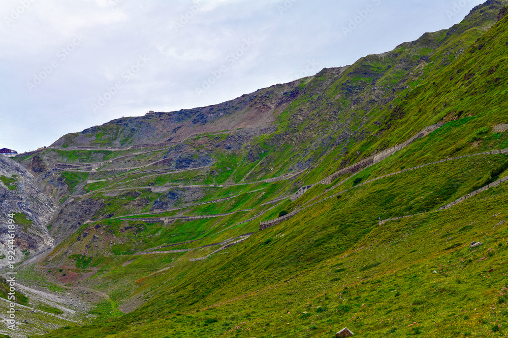 Fototapeta premium Die Stilfser Joch Passstraße im Vinschgau in Südtirol