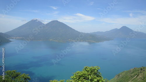 Lago rodeado de volcanes