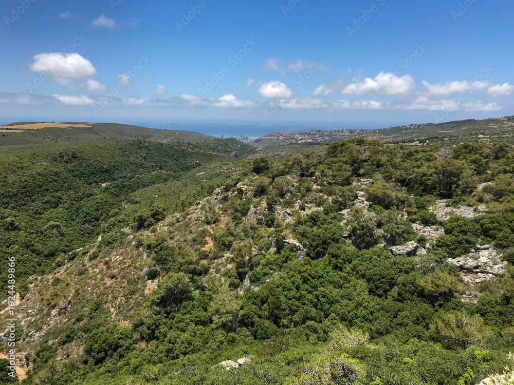 Obraz premium Mountain landscape with blue sky and clouds
