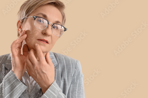 Mature businesswoman experi...
