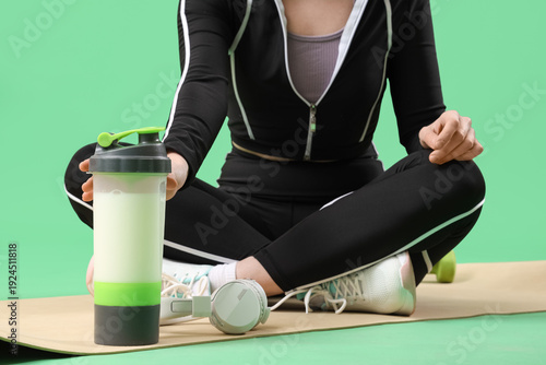 Sporty young woman with pro...
