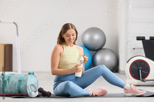 Sporty young woman with bot...