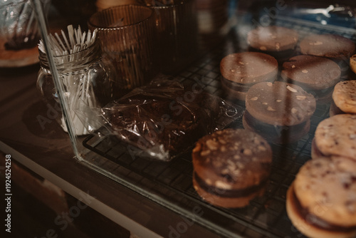 Foto Close-up of assorted homemade cookies arranged on a metal rack inside a glass bakery display case
