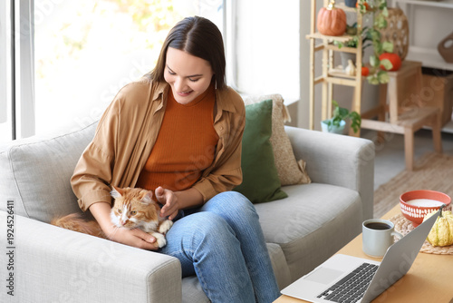 Young woman with cute cat s...