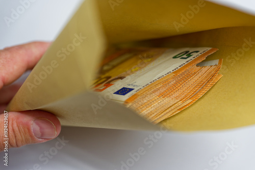 Cuadro en lienzo Hand holding kraft envelope filled with aligned fifty euro notes