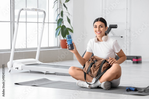 Sporty young woman with bot...