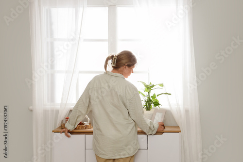 Female interior designer ne...