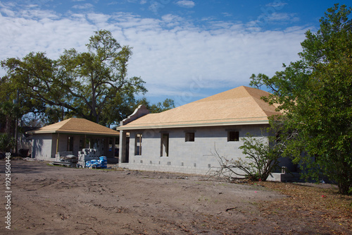 Fotografi Unfinished concrete block house With Spanish-Style Parapets under construction w