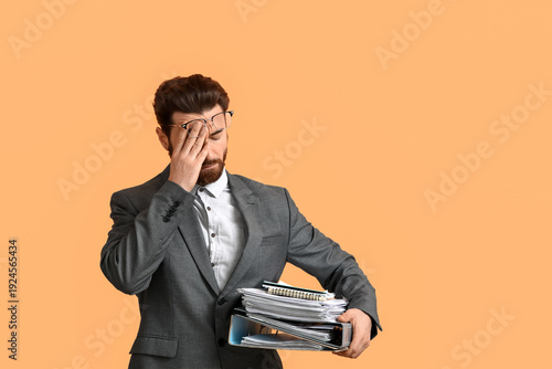 Stressed businessman with s...
