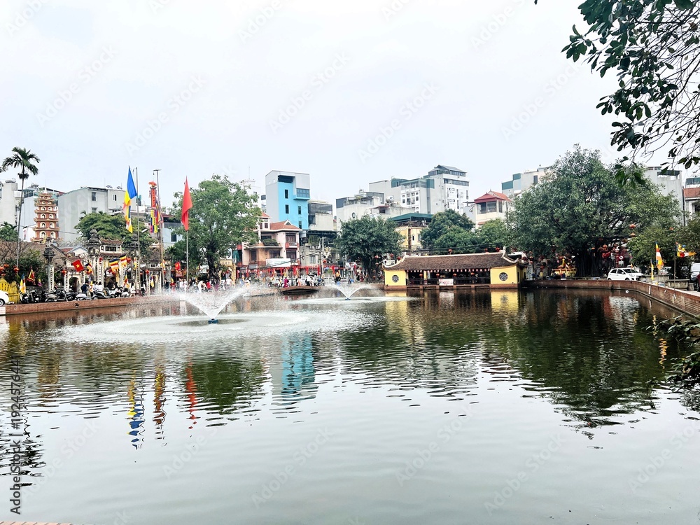 Obraz premium river in the city