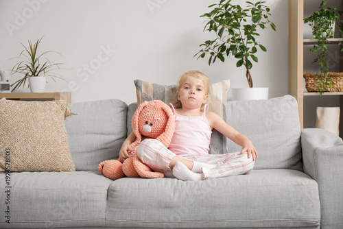 Little girl ill with chicke...