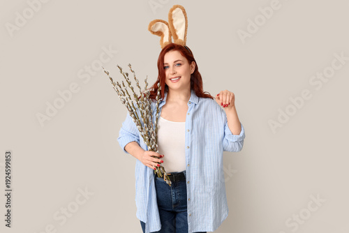 Beautiful young woman in bu...
