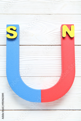Horseshoe shaped magnet wit...