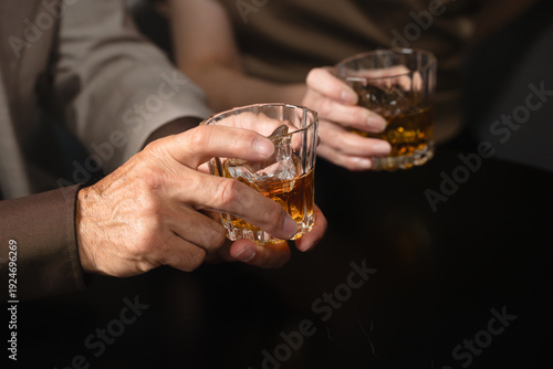 Tableau sur toile ブランデーを飲むシニア男女　ライフスタイルイメージ