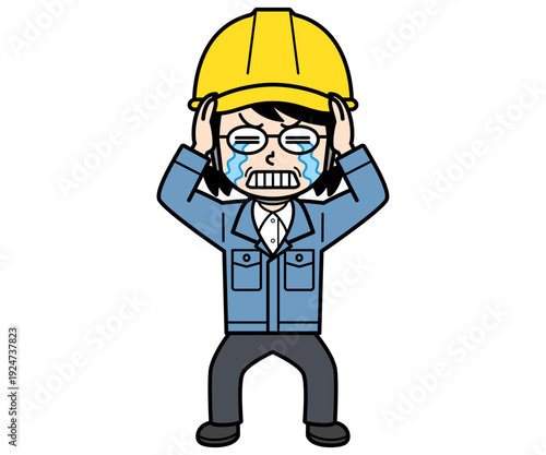 頭を抱えて涙を流すヘルメットをかぶった現場監督の中年女性