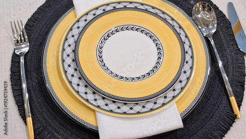 Foto Top view of luxury ceramic plate set with elegant patterns and professional cutl