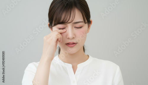 Wallpaper Mural 目を擦る女性：花粉症やドライアイによる目の痒みや不快感で目をこする若い女性 Torontodigital.ca