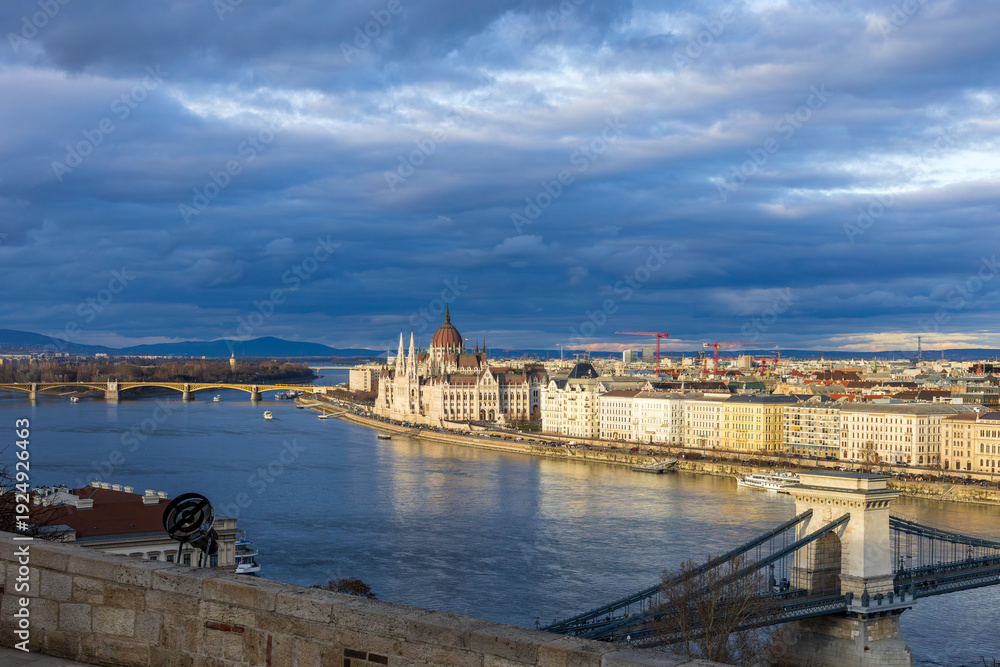 Obraz premium budapest parliament danube river cityscape