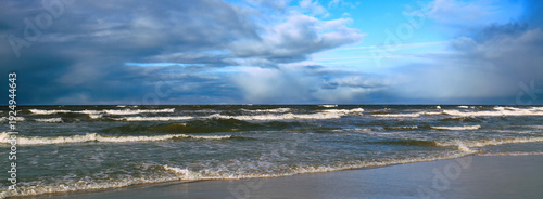 Foto Deserted beach with cloudy sky