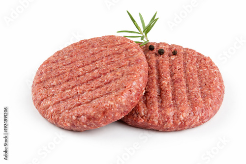 Steaks hachés de bœuf crus avec romarin et poivre, viande fraîche sur fond blanc