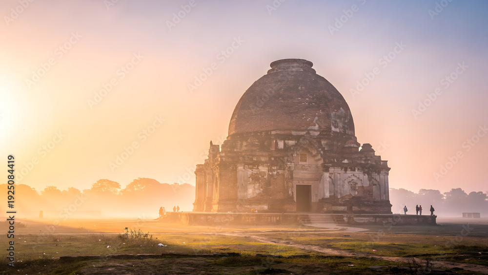Obraz premium Sarnath Buddhist Stupa at Sunrise Mist