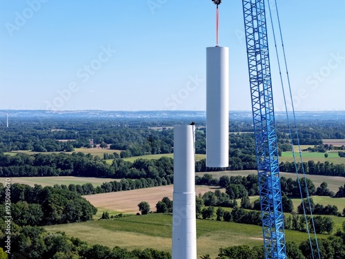 Fotografía Luftbild: Schwerlastkran zieht Teil für den Hybridturm einre modernen Windkrafta