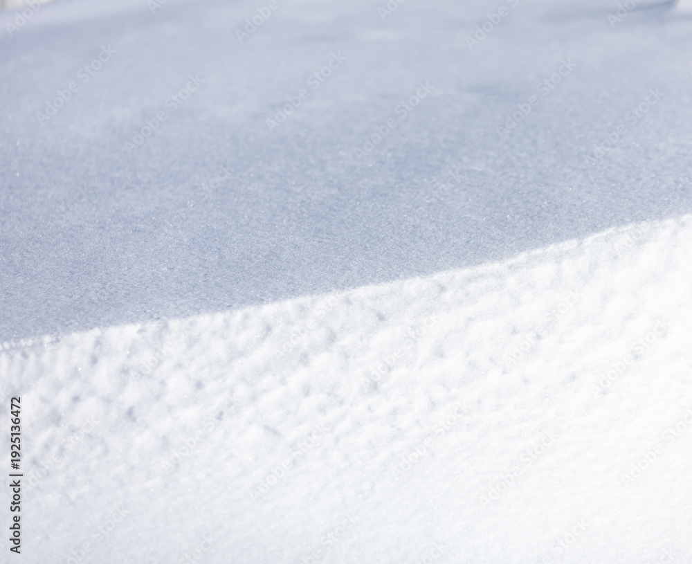 Obraz premium A snow covered surface with a white object in the middle