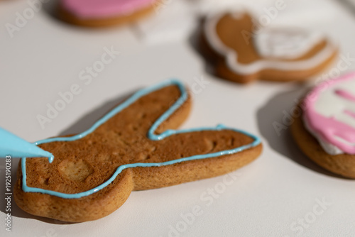 Bilde på lerret A gingerbread Easter bunny cookie is meticulously outlined with vibrant blue icing using a piping bag