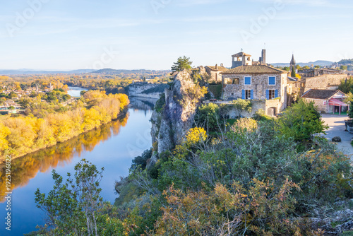 Village d'Aiguèze et rivière Ardèche. Photographie prise en automne dans le Gard, Occitanie, France