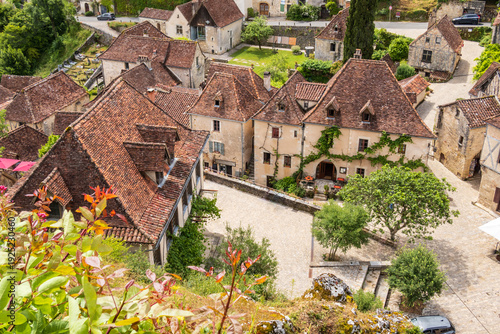 Vue depuis les hauteurs sur le vieux village de Saint-Cirq-Lapopie,  Sud-Ouest de la France.