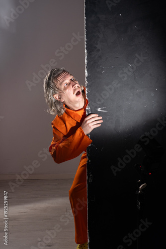 Картината върху платно Escape attempt of a prisoner in orange jumpsuit