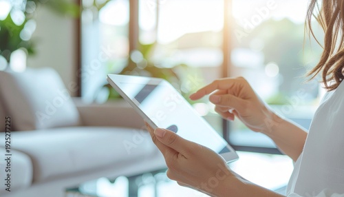 タブレットを操作する女性の手元