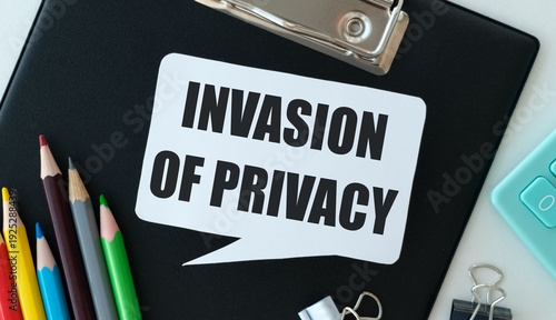 Foto INVASION OF PRIVACY text on a white speech bubble card in an office setting