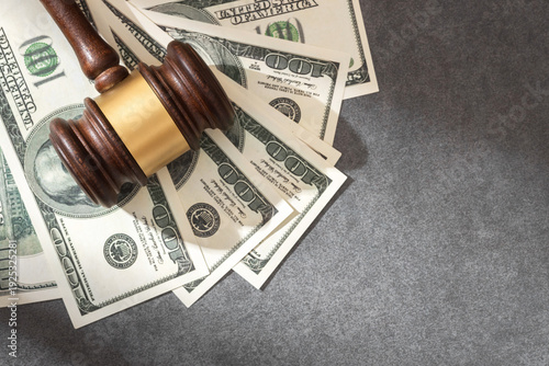 Schilderij op canvas A judge’s gavel lying on scattered US dollar bills and coins on a gray surface, symbolizing financial justice, legal penalties, or economic law