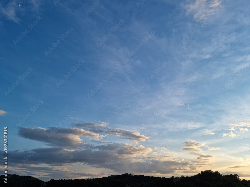 Obraz premium cloud and vanilla sky background with dark mountain silhouette