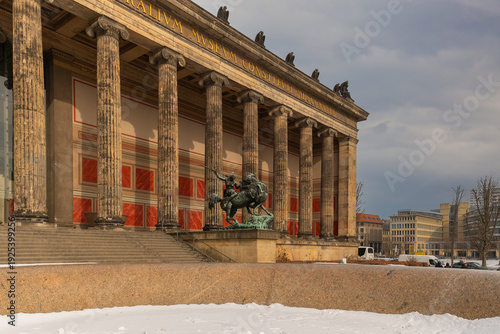 Das Alte Museum auf der Museumsinsel in Berlin bei winterlichem Wetter