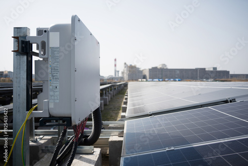 Tableau sur toile Solar power station with inverter and photovoltaic panel array under clear dayli