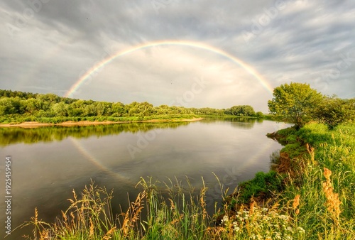 Regenboog boven Dnjepr na zomerregen