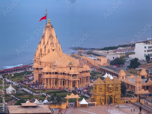 Schilderij op canvas Sacred view of the historic Somnath Temple located on the coast of the Arabian Sea in Gujarat