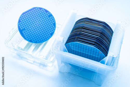 Fotografi silicon wafers in plastic holder box