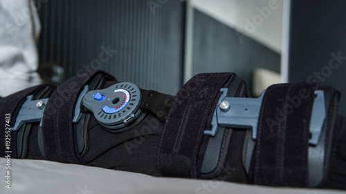 Foto Advanced knee brace with adjustable hinge for rehabilitation and support