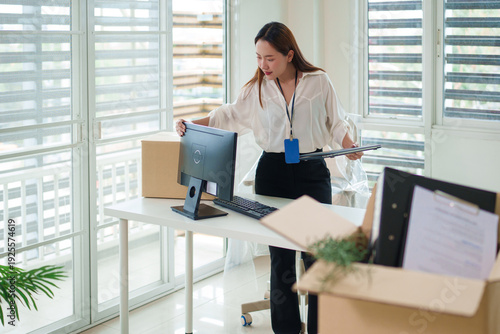 Cuadro en lienzo Adult Asian man professional packing items cardboard boxes office relocation new