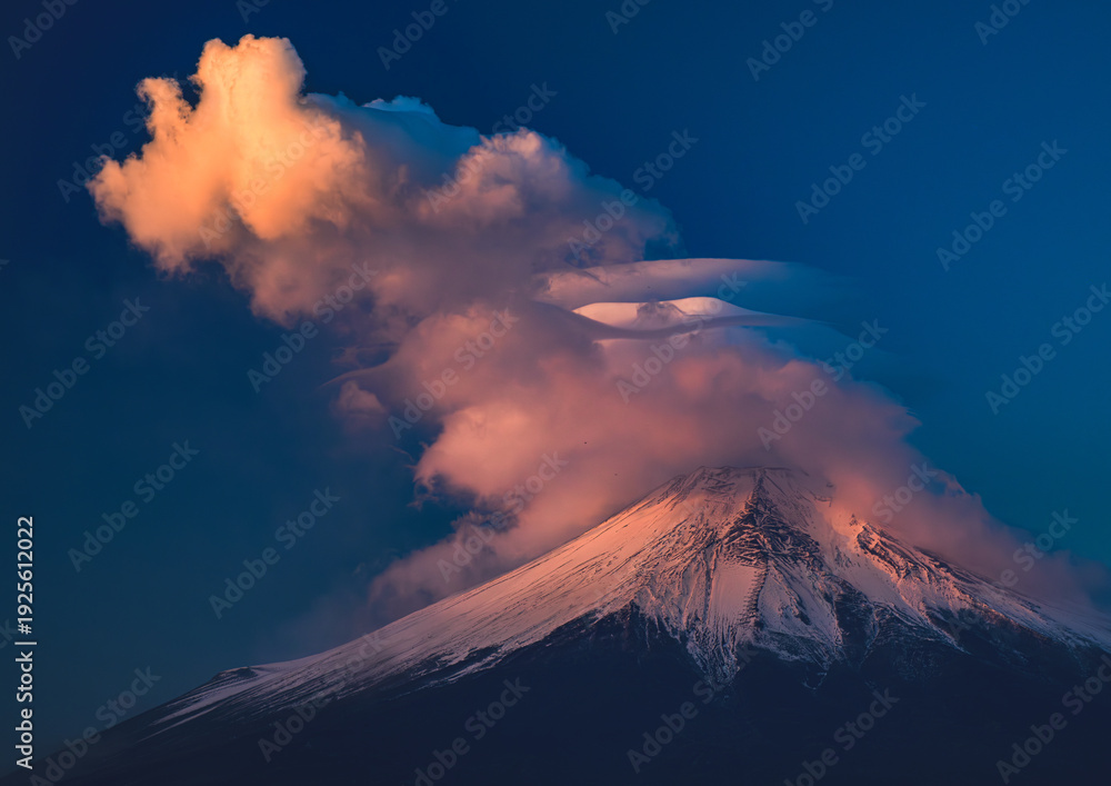 Fototapeta premium 忍野村から富士山と雲