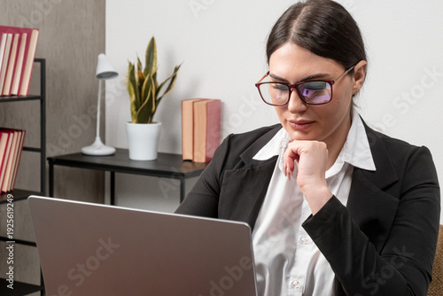 Φωτογραφία Corporate strategist in glasses planning digital expansion strategy on laptop