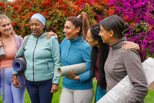 Foto Group of happy multiracial women with different age and body at city park - Mult