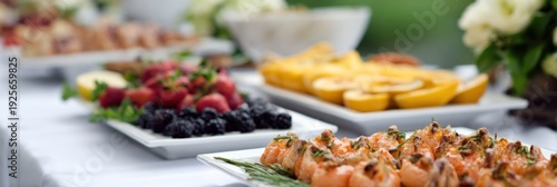 Panel kuchenny z motywem Elegant outdoor buffet with fresh fruits and gourmet shrimp dishes